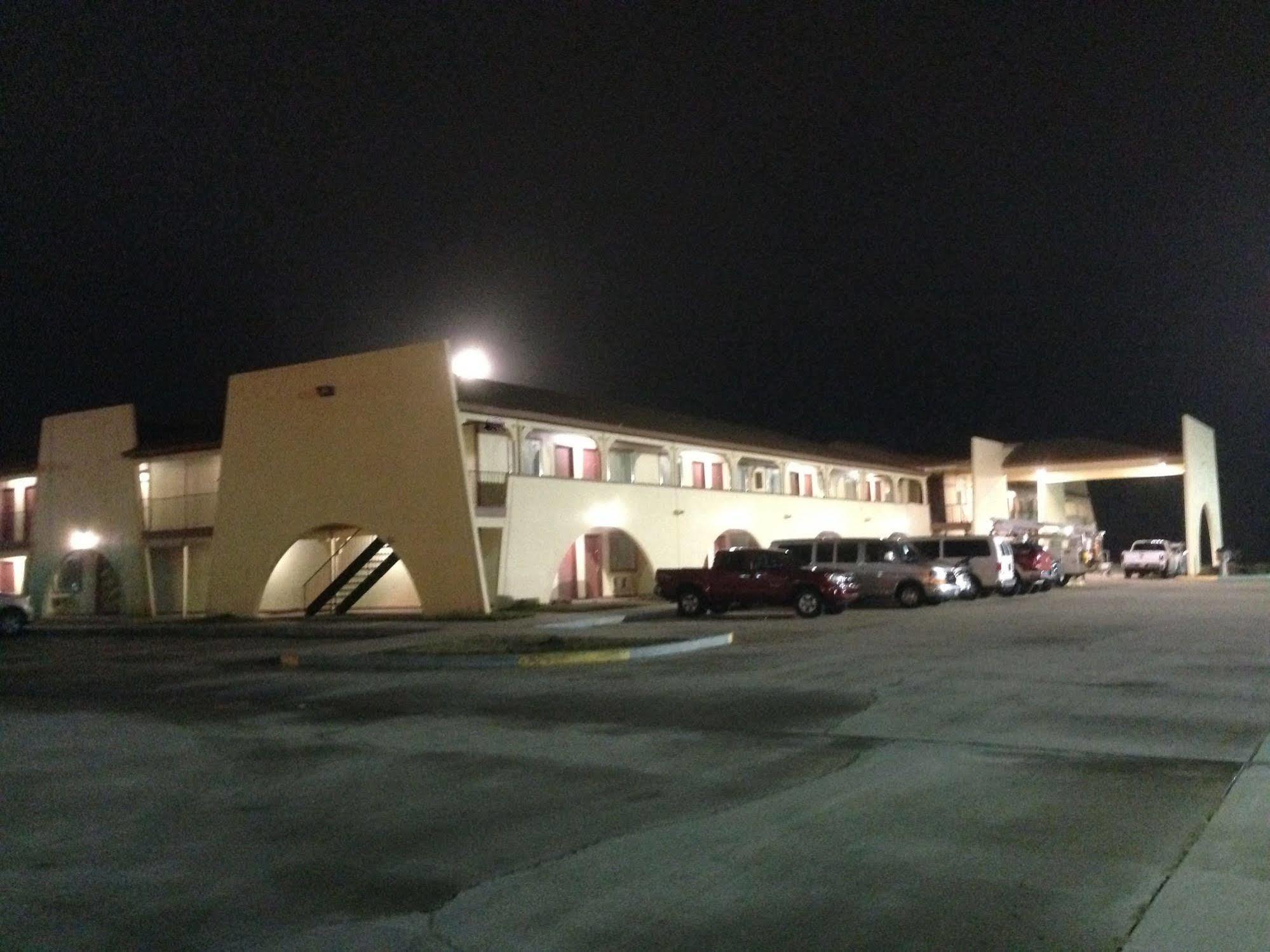 Hometown Inn And Suites Elk City Exterior photo